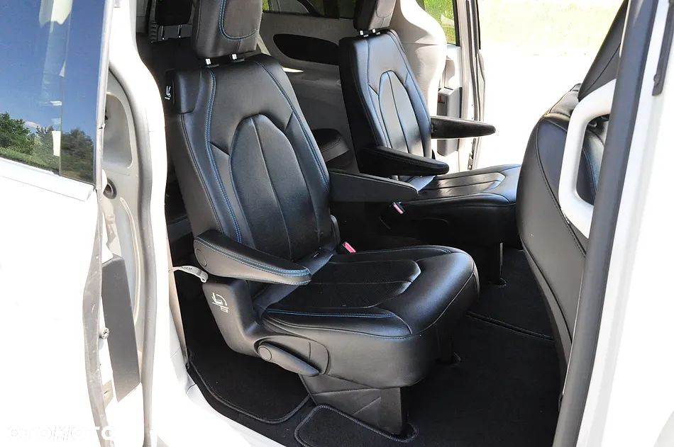 Chrysler Pacifica - 16