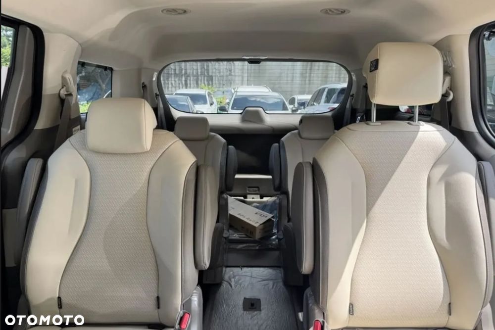 Kia Carnival - 9