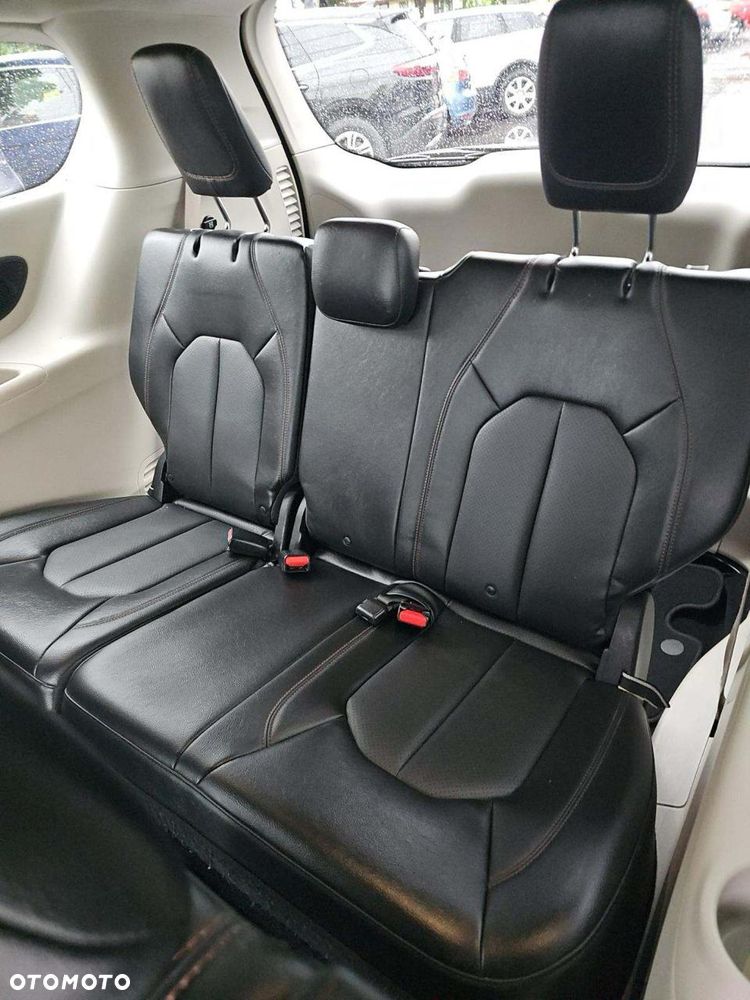 Chrysler Pacifica - 16