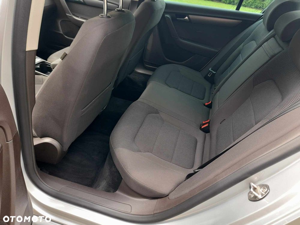 Volkswagen Passat 1.6 TDI BlueMotion Technology R-Line - 20