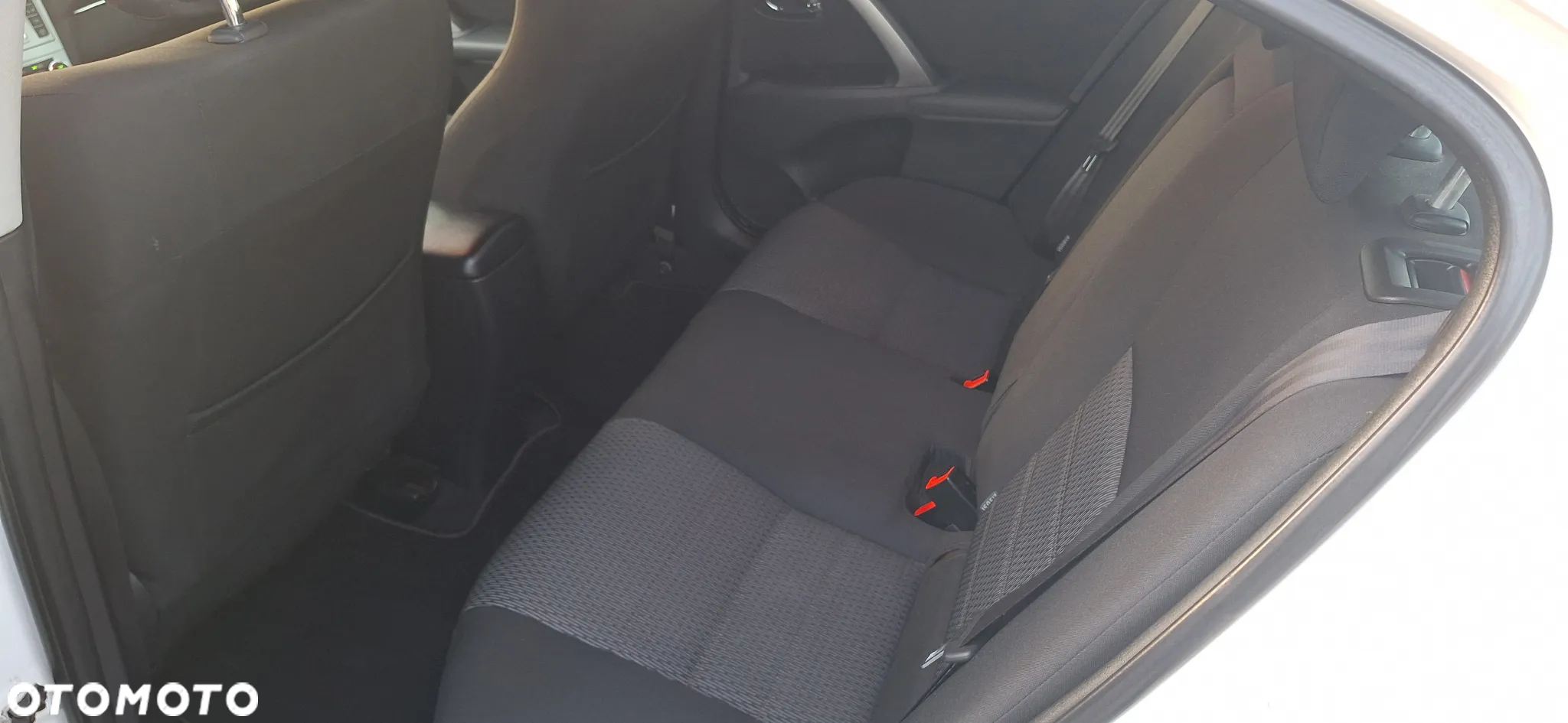 Toyota Avensis 2.0 D-4D Premium - 9