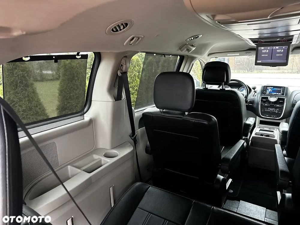 Chrysler Town & Country - 34