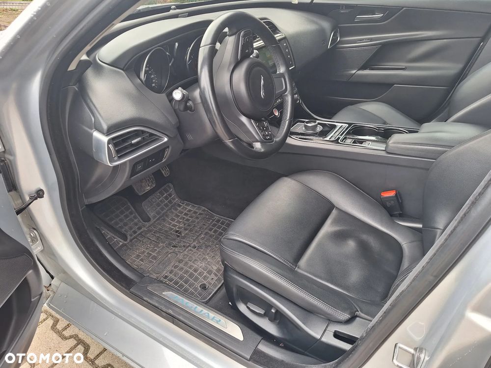 Jaguar XE 2.0 T Portfolio - 11