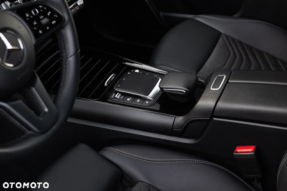 Mercedes-Benz GLB 200 Style 7G-DCT - 28