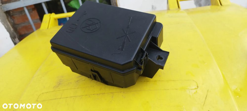 Opel Corsa E skrzynka bezpieczników kpl. 39068006 - 5