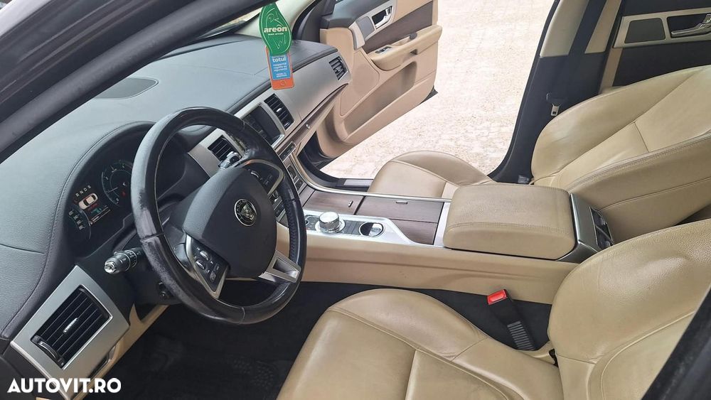 Jaguar XF 2.2D - 11