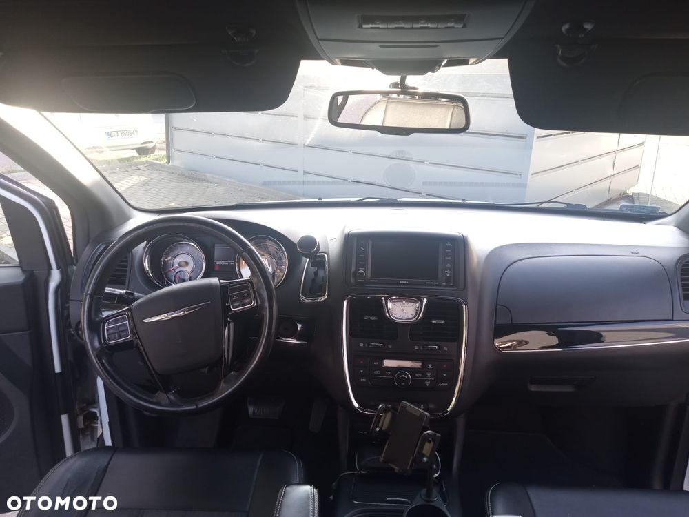 Chrysler Town & Country - 18