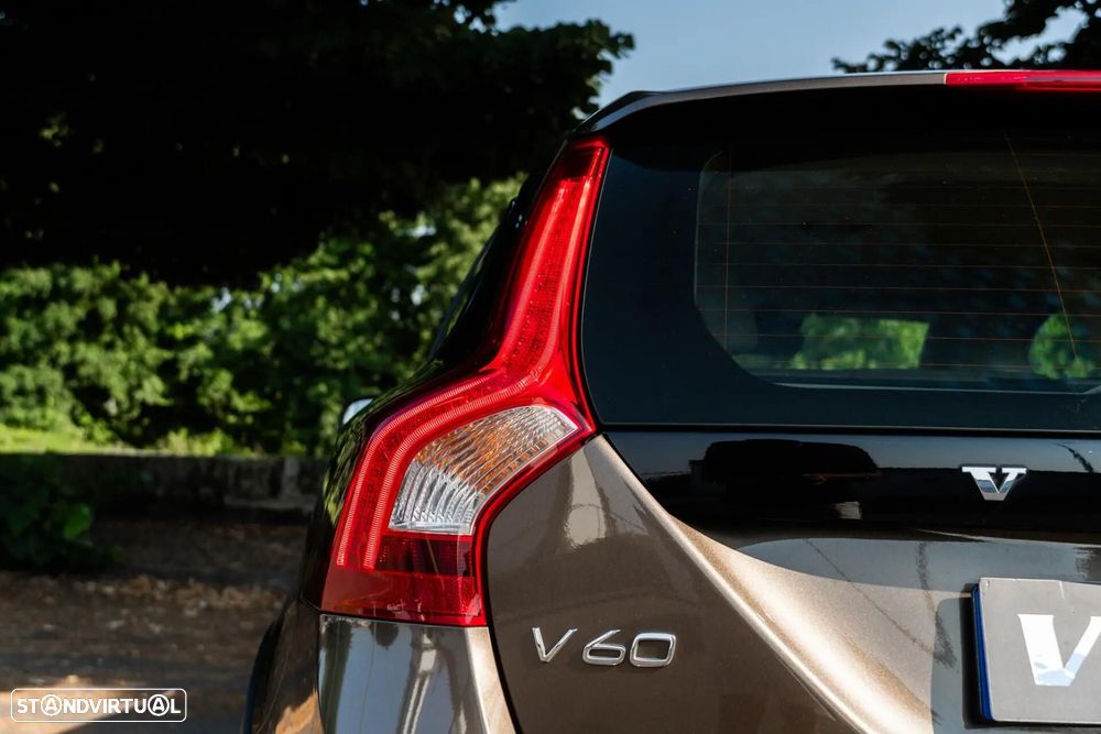 Volvo V60 Cross Country 2.0 D3 Momentum - 32