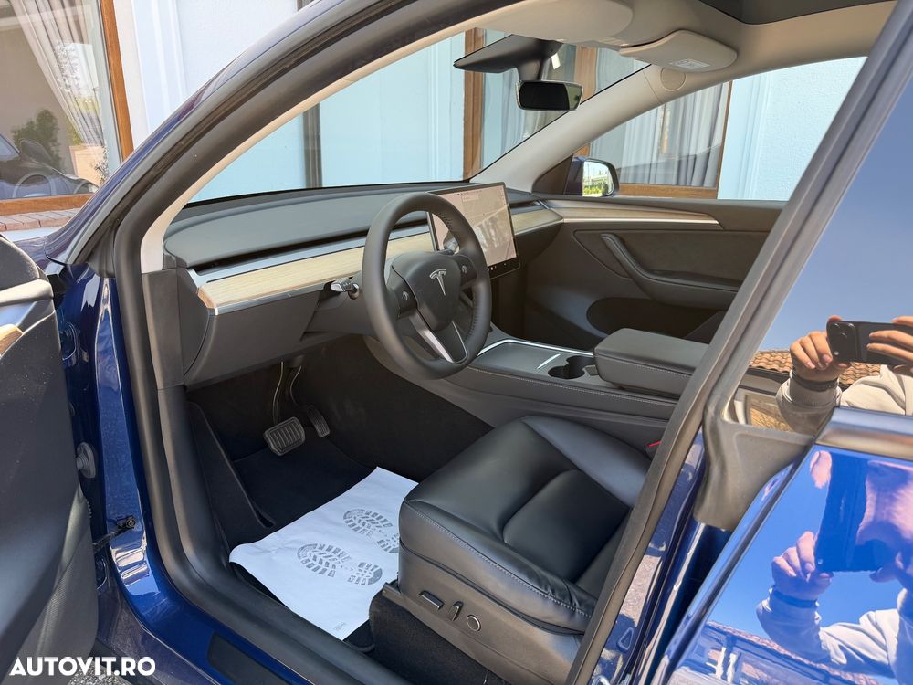 Tesla Model Y - 7