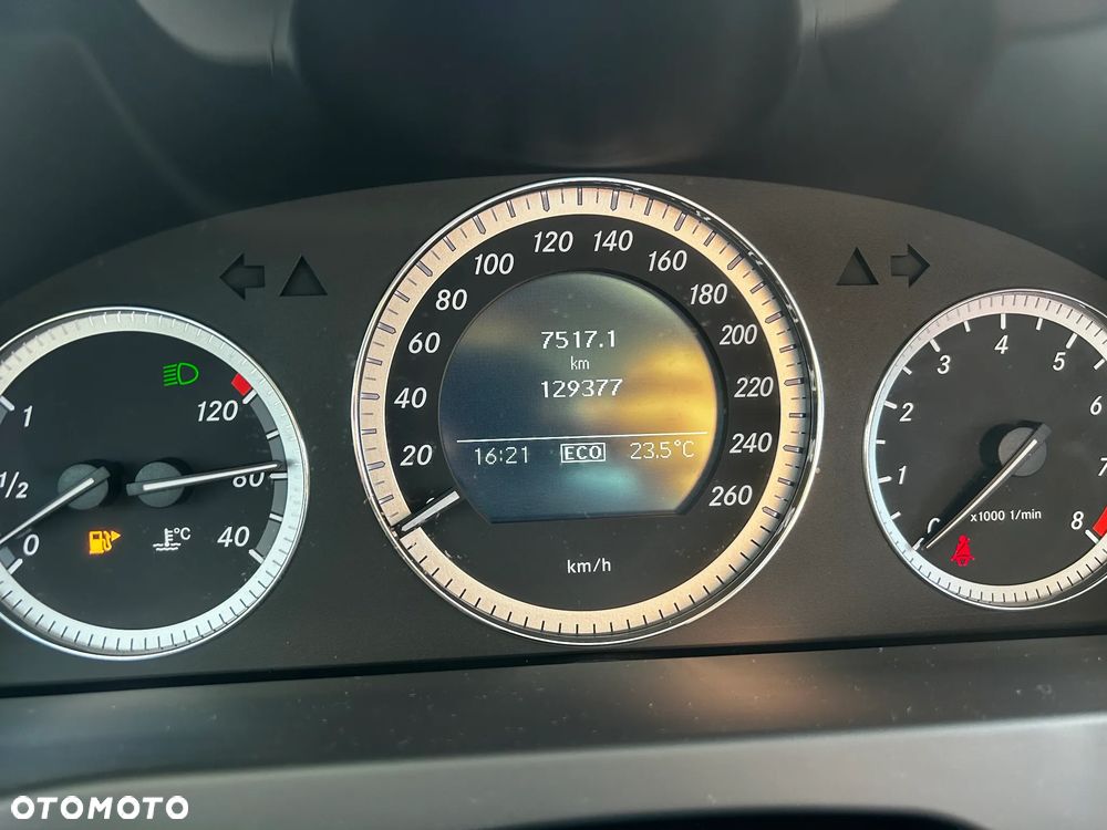 Mercedes-Benz Klasa C 180 CGI BlueEFFICIENCY Elegance - 9