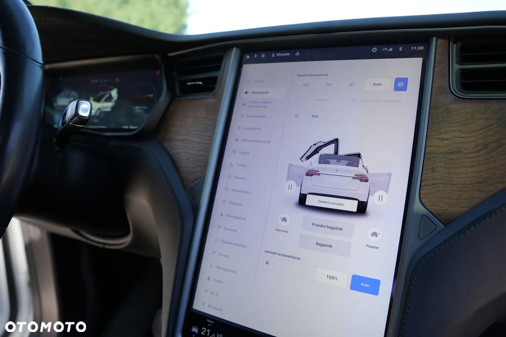 Tesla Model X - 15