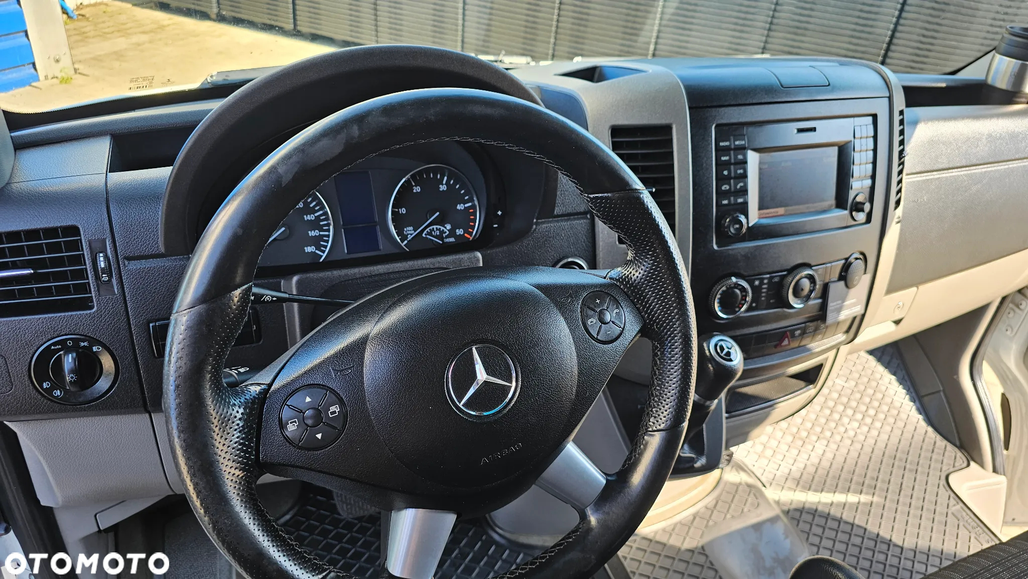 Mercedes-Benz SPRINTER 319 - 9