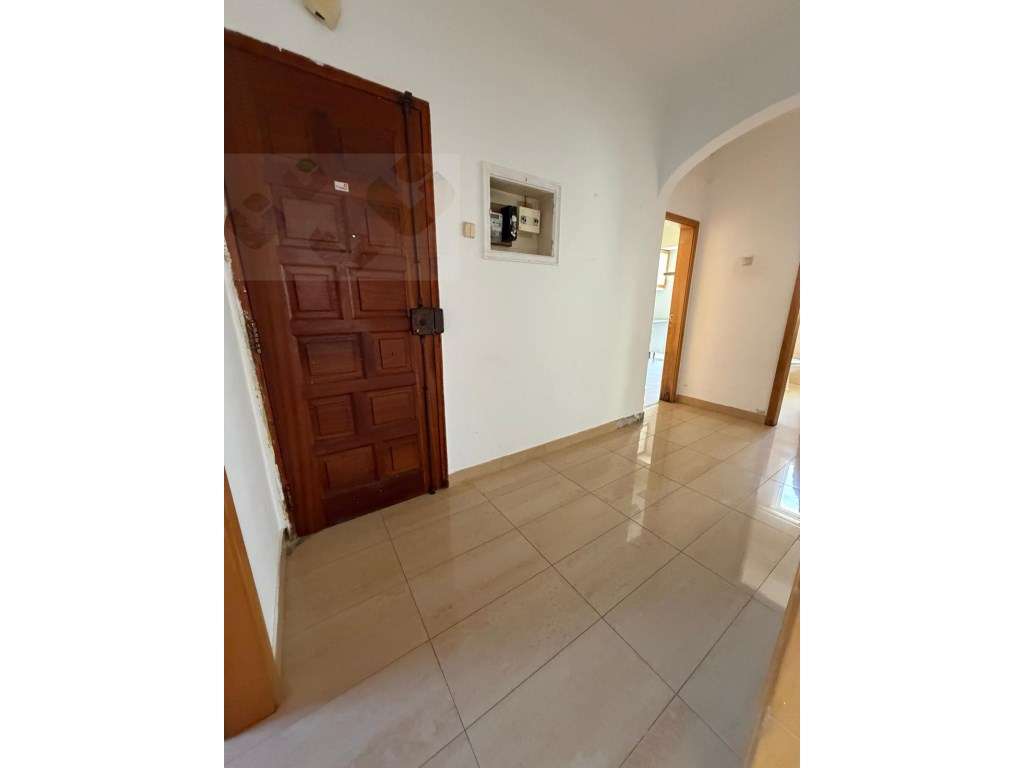 Apartamento com Excelente Potencial de Valorização na Amadora - Grande imagem: 2/17