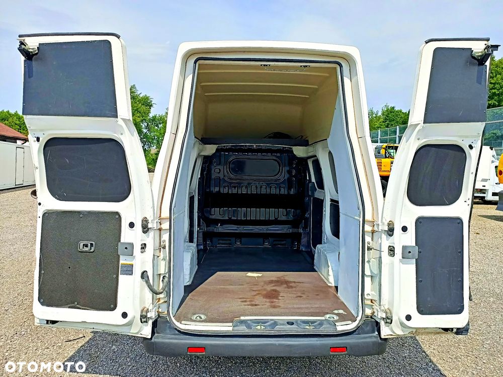 Nissan ENV 200 Maxi - 11
