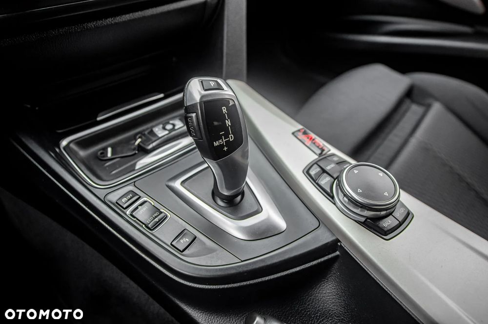 BMW Seria 3 318d Sport Line - 30