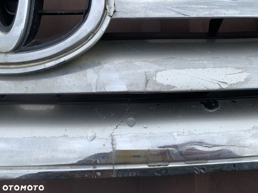 Grill Toyota Avensis Verso przedlift 01-03r. - 2