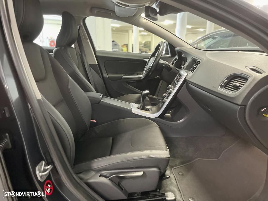 Volvo V60 2.0 D4 Momentum - 24