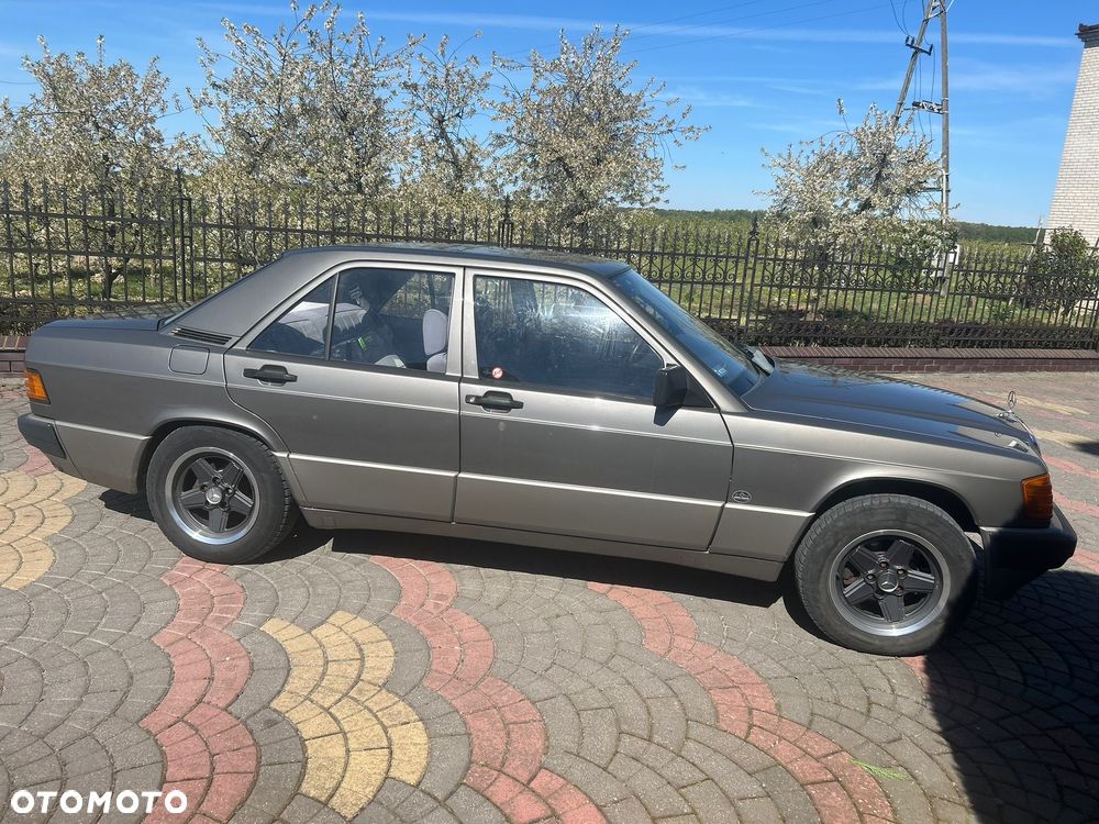 Mercedes-Benz W201 (190) - 1