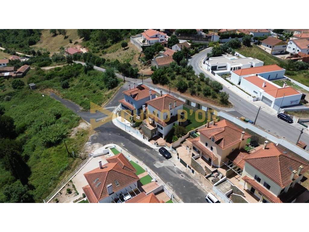 Viva com Conforto! Moradia T4 com Jardim e Espaço Exterior em Alenquer - Grande imagem: 3/31