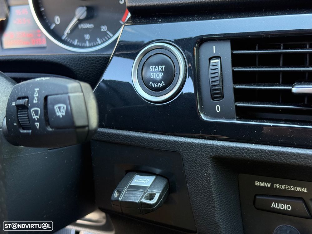 BMW 320 d Pack M - 29