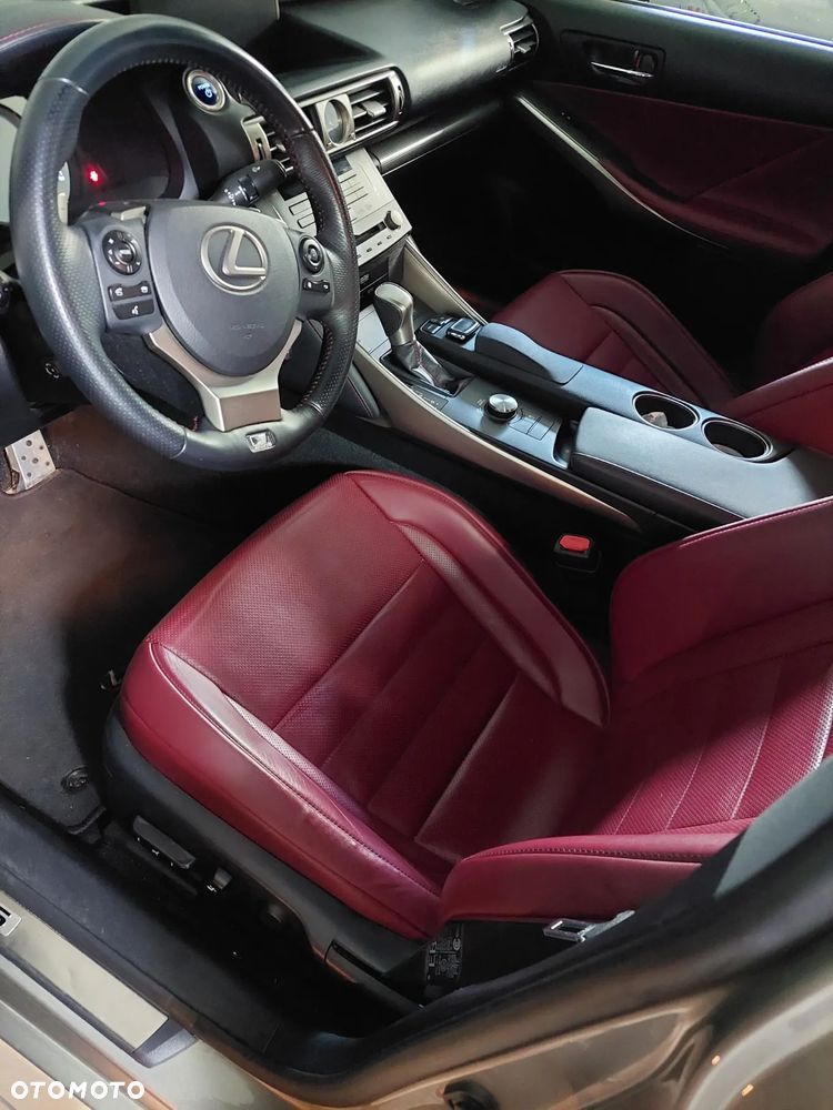 Lexus IS 300h F Sport - 8