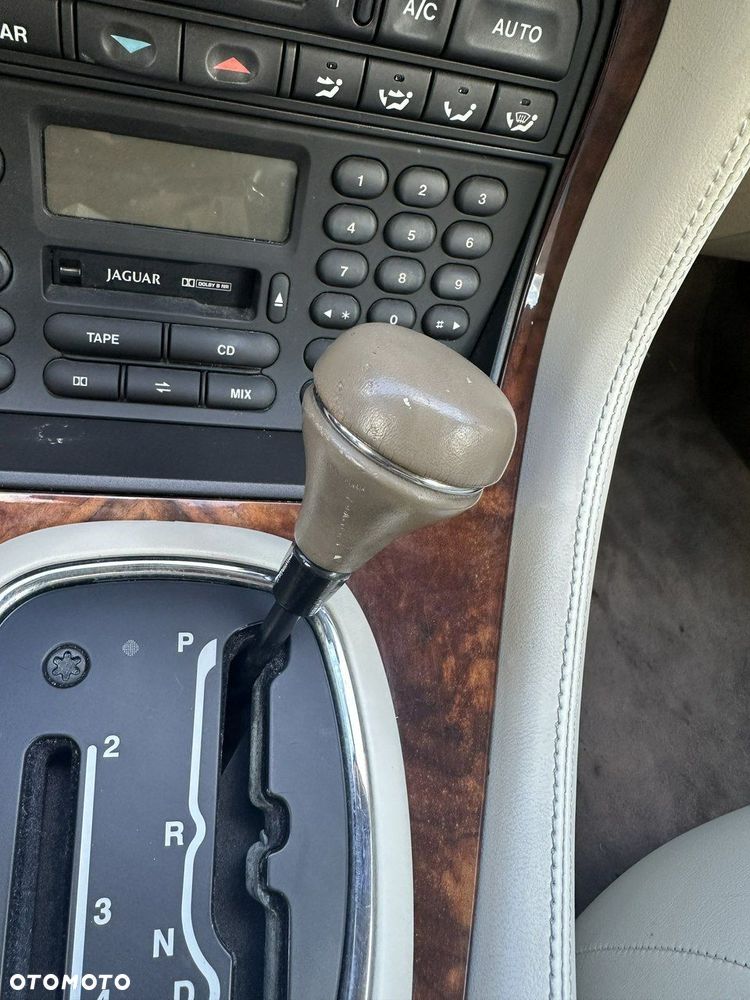 Jaguar XJ - 18