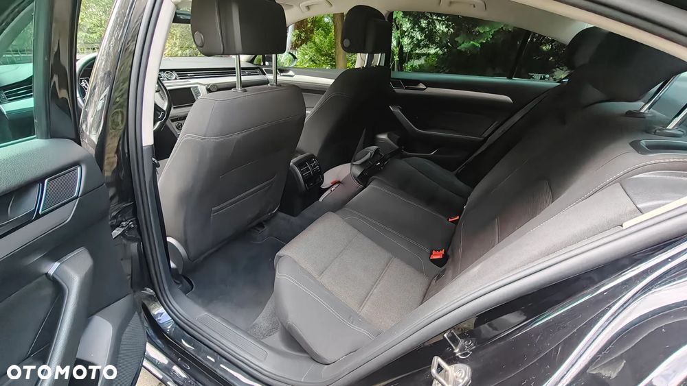 Volkswagen Passat - 11