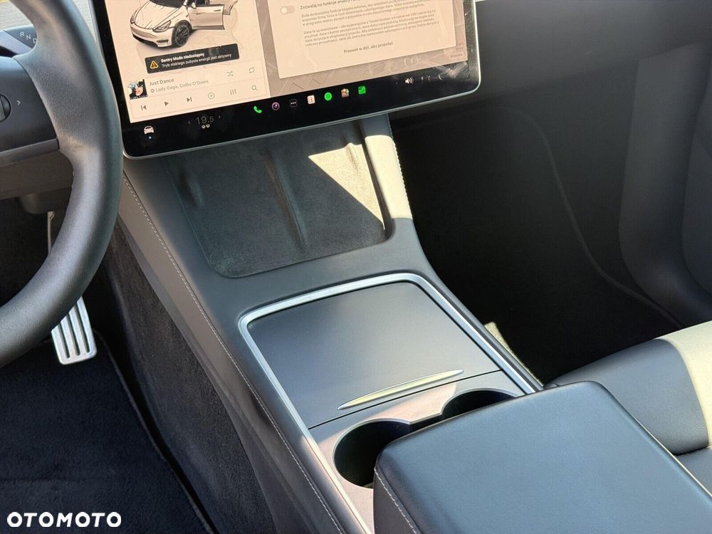 Tesla Model Y Performance AWD - 14