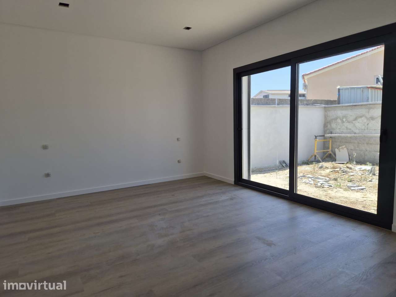 Moradia T3, térrea, geminada com garagem e jardim. Fração "A" - Grande imagem: 5/18