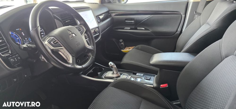 Mitsubishi Outlander 2.4 4WD Plus - 11