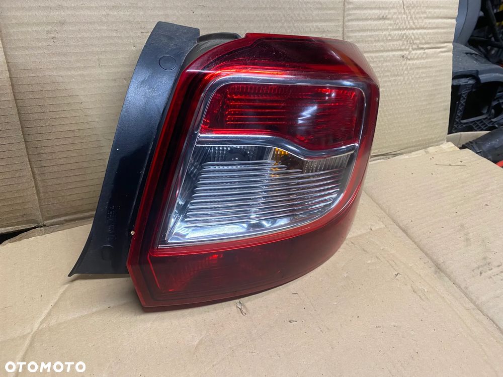 LAMPA TYLNA PRAWA DACIA SANDERO II 265500465R - 1
