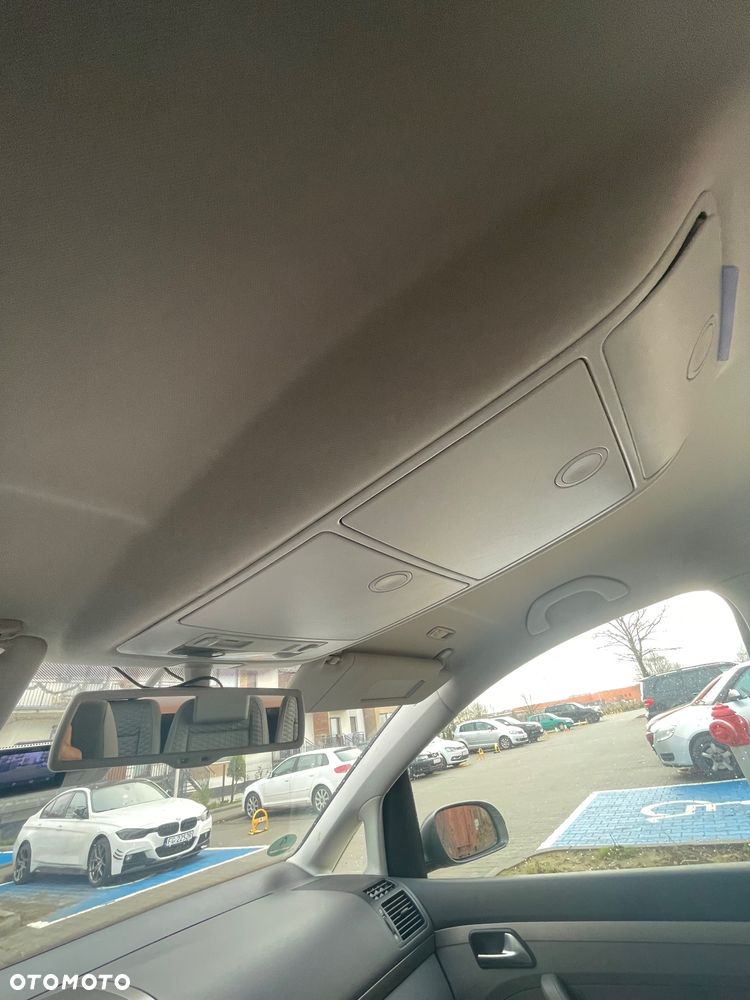 Volkswagen Touran - 21