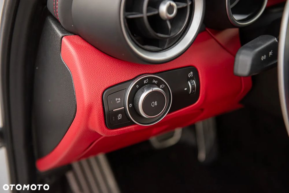 Alfa Romeo Giulia 2.0 Turbo 16V AT8-Q4 Veloce - 25