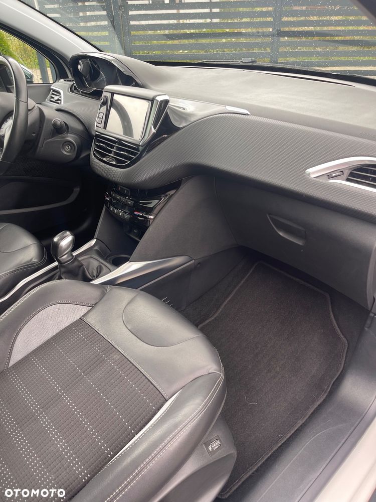 Peugeot 2008 1.2 VTi Allure - 28