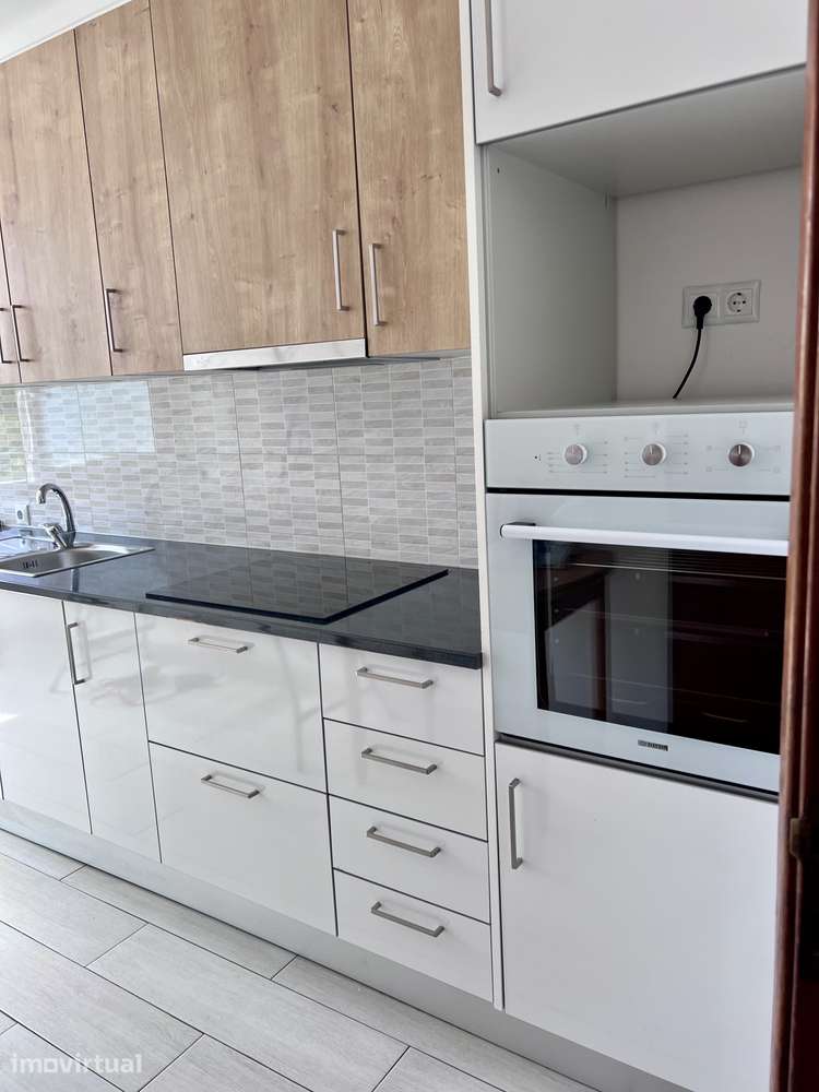 Apartamento T2 com varanda e garagem em Vila Franca - Grande imagem: 4/20