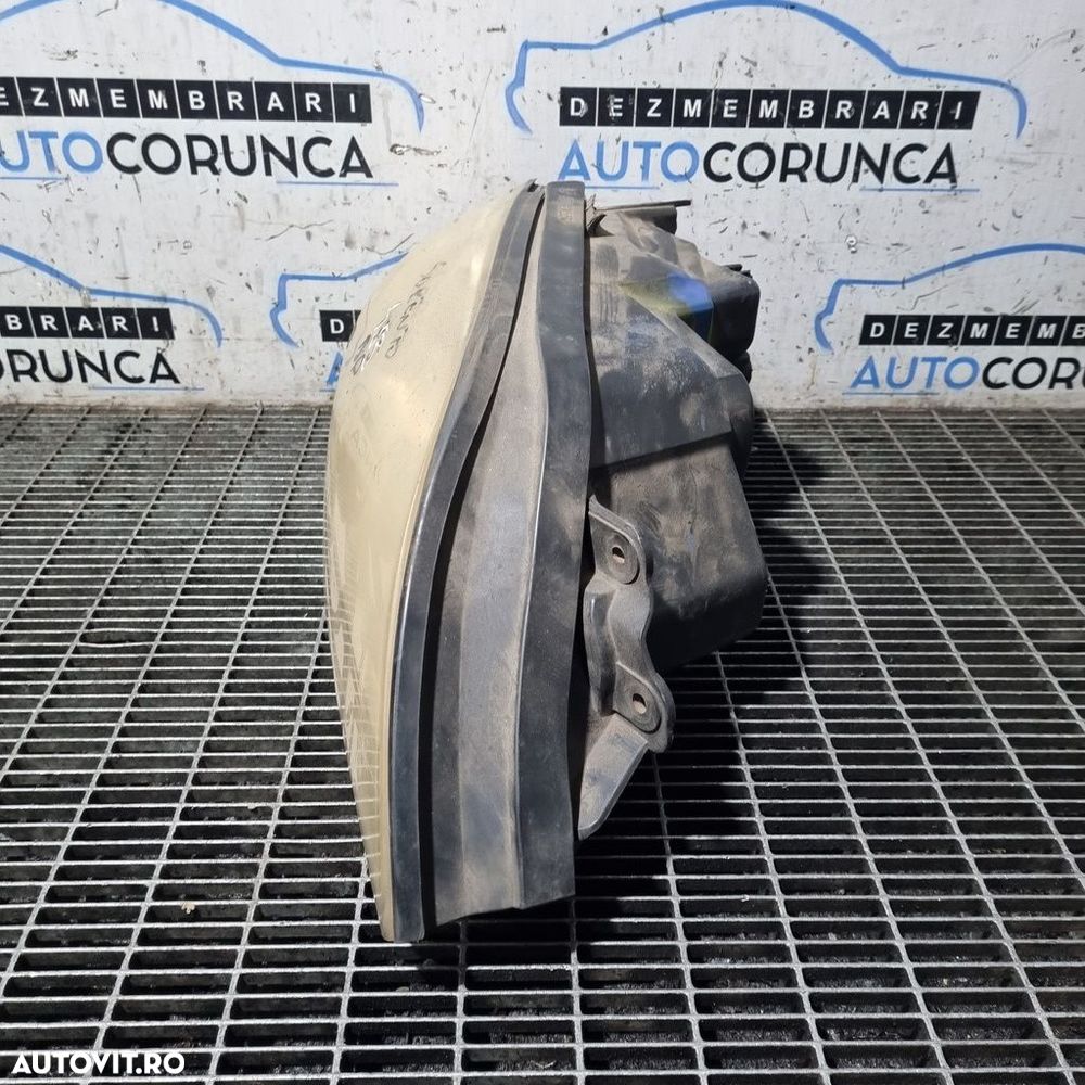 Far Dreapta Kia Sorento 2002 - 2009 SUV 4 Usi (453) Fara xenon NU ARE COD - 2