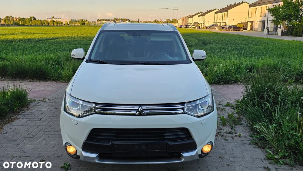 Mitsubishi Outlander Instyle NAVI + - 30