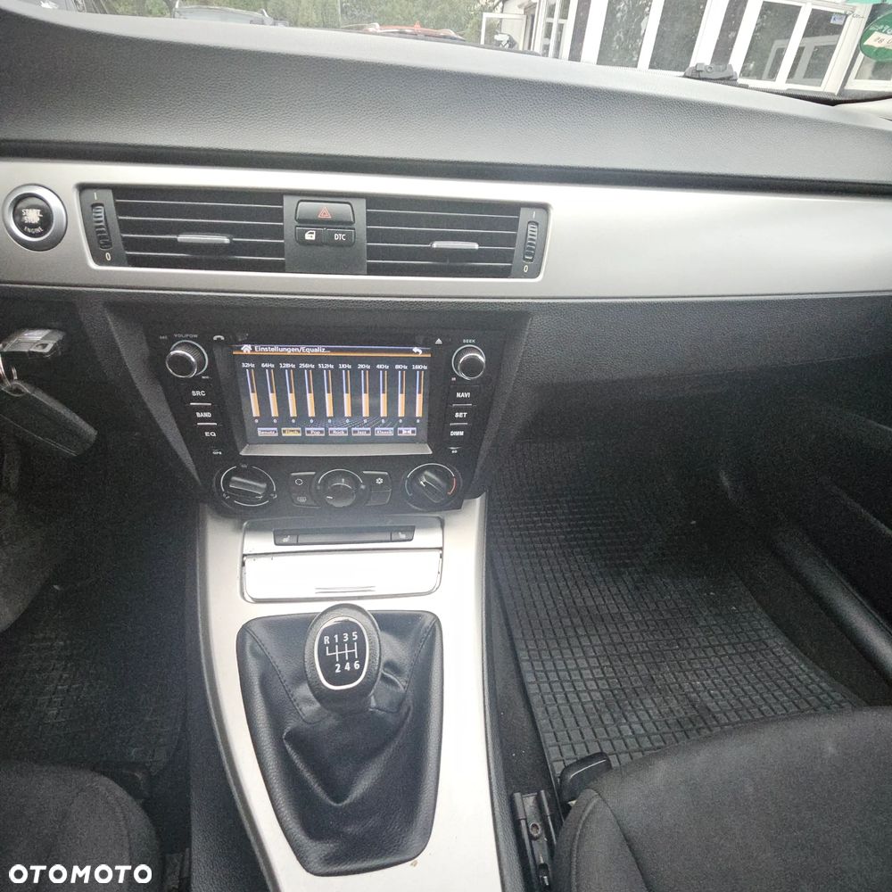 BMW Seria 3 318i Touring - 26