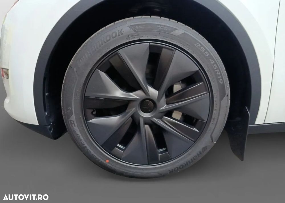 Tesla Model Y - 13