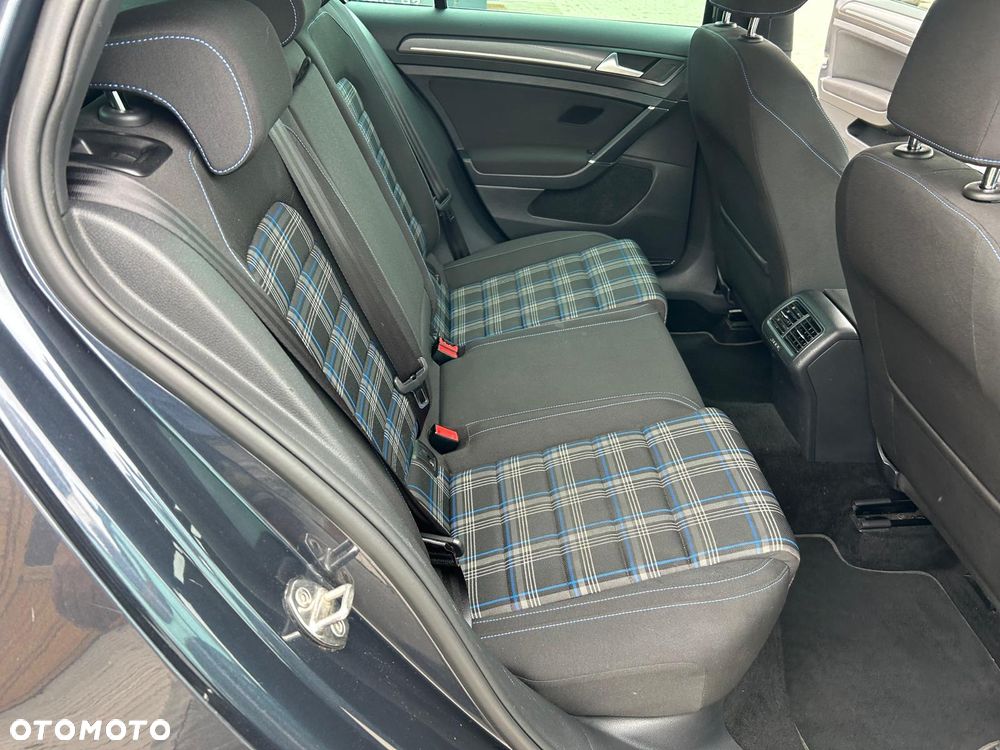 Volkswagen Golf - 25