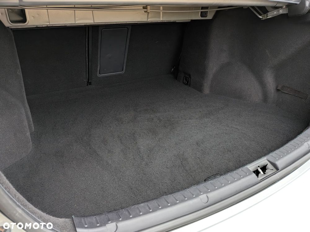 Toyota Avensis 1.8 Sol plus NAVI MS - 17