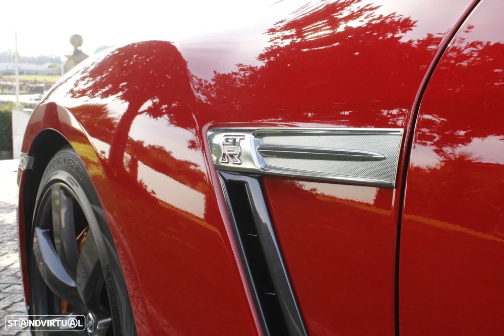 Nissan GT-R Premium Edition - 11