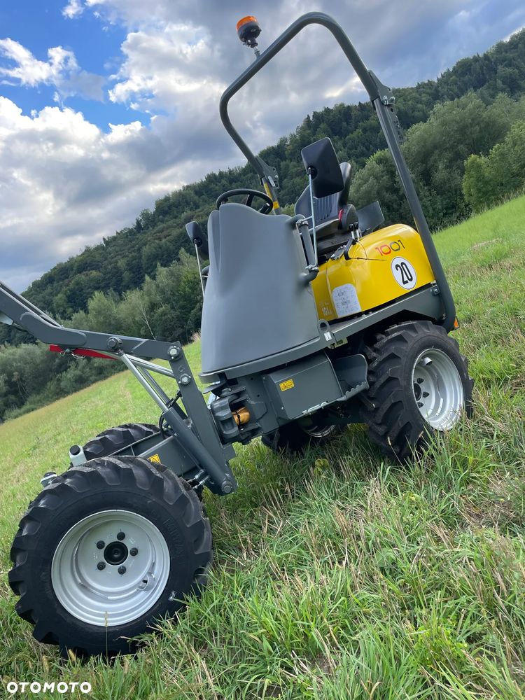 Wacker Neuson D01 1001 Nowe Wozidło Budowlane Rolnicze 4x4. Ładowność 1 tona. Wysokie podnoszenie+KIPER Wysoki! Maszyna sprowadzona z Norwegii. Jest to nowa maszyna przebieg 4.4 mtg.  Kupione w Norweskim salonie z Ekspozycji sklepowej! Stało tylko na pokaz! Silnik Yanmar 3cyl. Potężna moc a maszyna bardzo mała i zwinna. Szybka wolna jazda. Oświetlenie rozbudowane. Wielka Okazja! Jazda Rewers. Hydrostatic! Wielka Okazja - 23