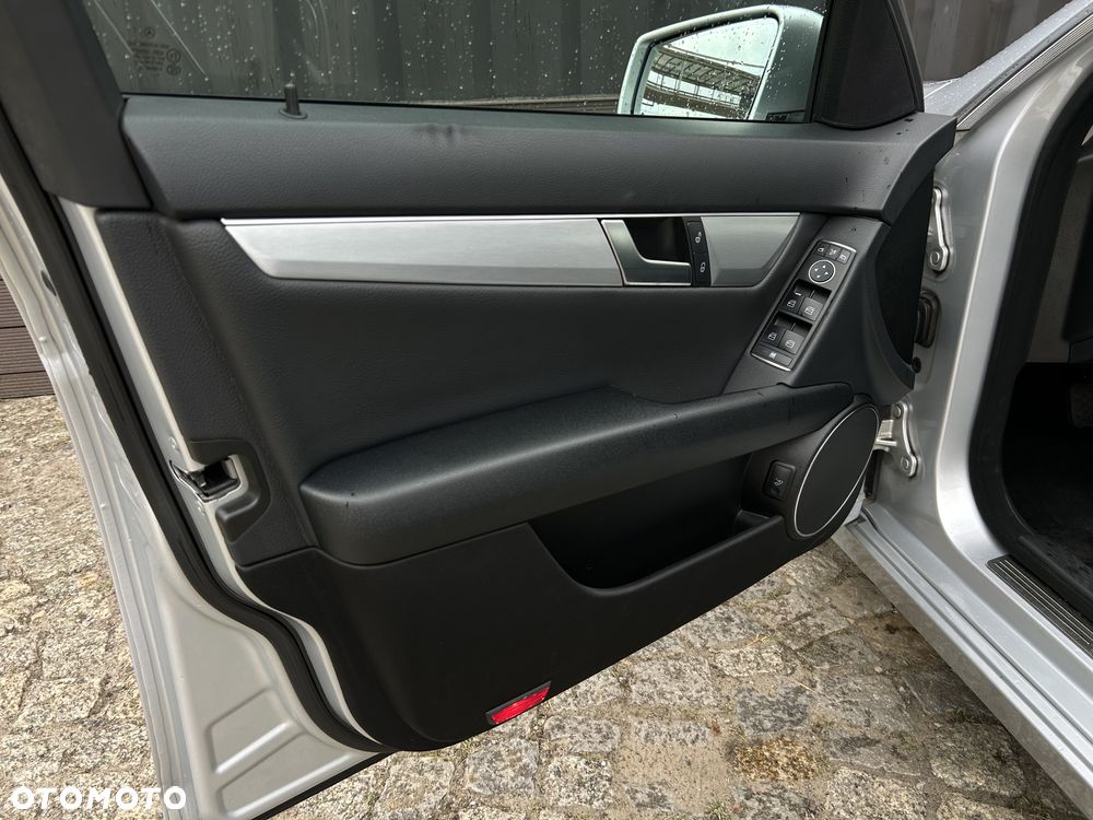Mercedes-Benz Klasa C 180 BlueEFFICIENCY 7G-TRONIC Avantgarde - 17