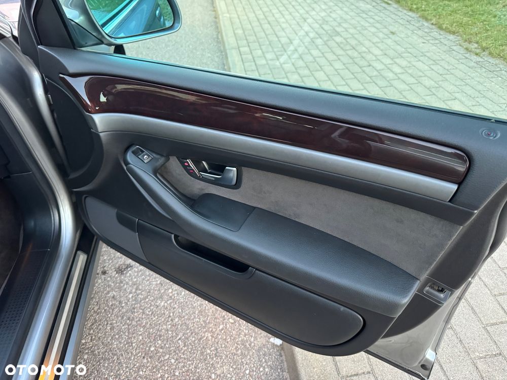 Audi A8 4.2 Quattro - 39