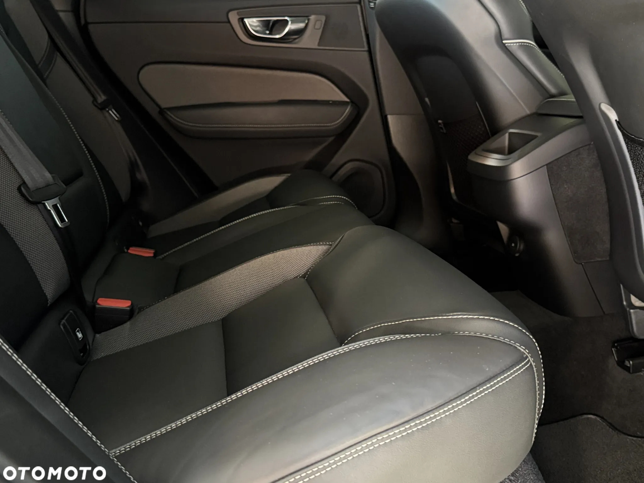 Volvo XC 60 B4 D Plus Dark - 19