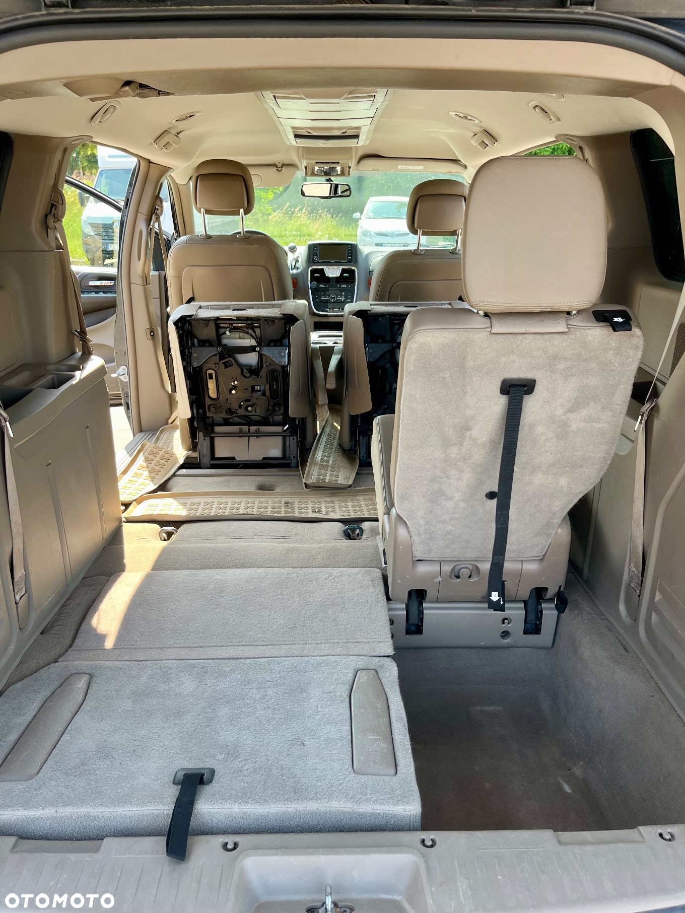Chrysler Town & Country - 23