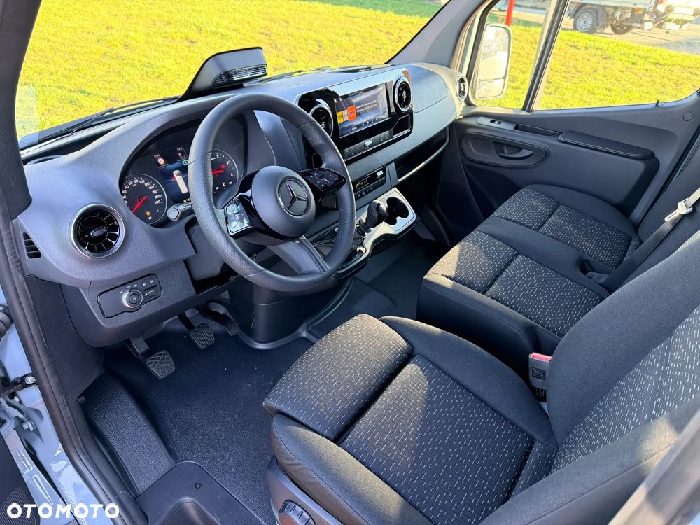 Mercedes-Benz Sprinter - 25