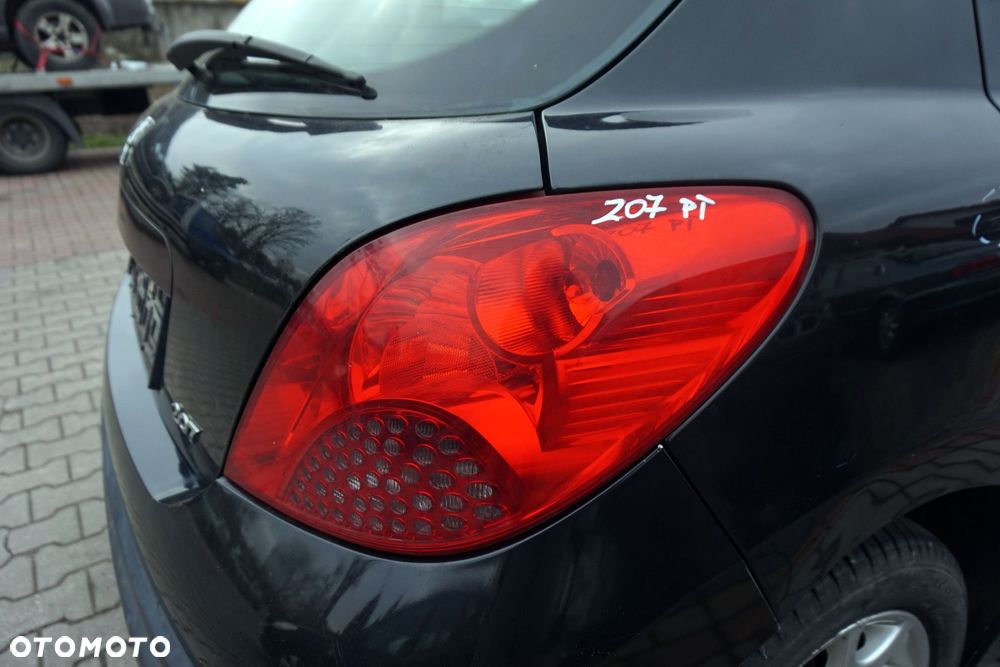 LAMPA TYLNA PRAWA 207  5D HB  PEUGEOT 2006-2009 - 1
