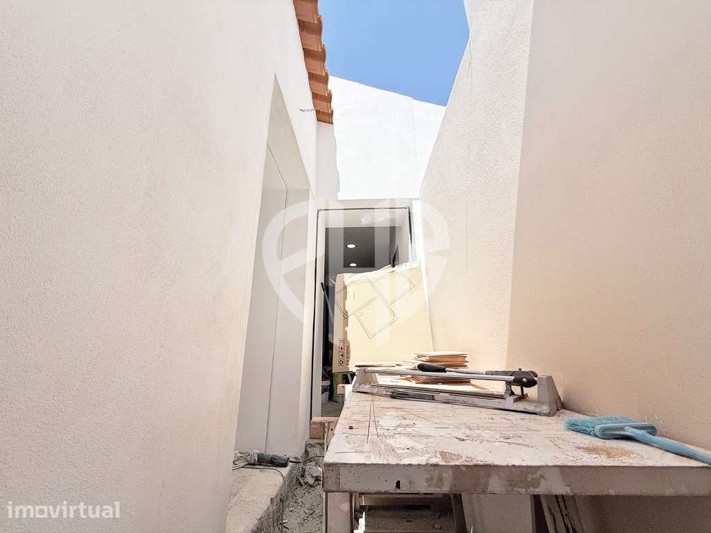 Apartamento T2 Totalmente Remodelado no Centro de Sesimbra | A Pouc... - Grande imagem: 3/13
